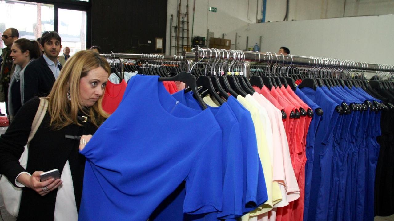 Giorgia Meloni durante il blitz nel pronto moda al Macrolotto