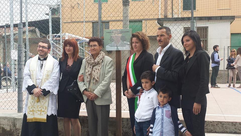 Il parroco Gianluca Palermo, il vicesindaco Lisa Amidei e i familiari di Antonio Pappalardo all'inaugurazione del campo di Castelmartini