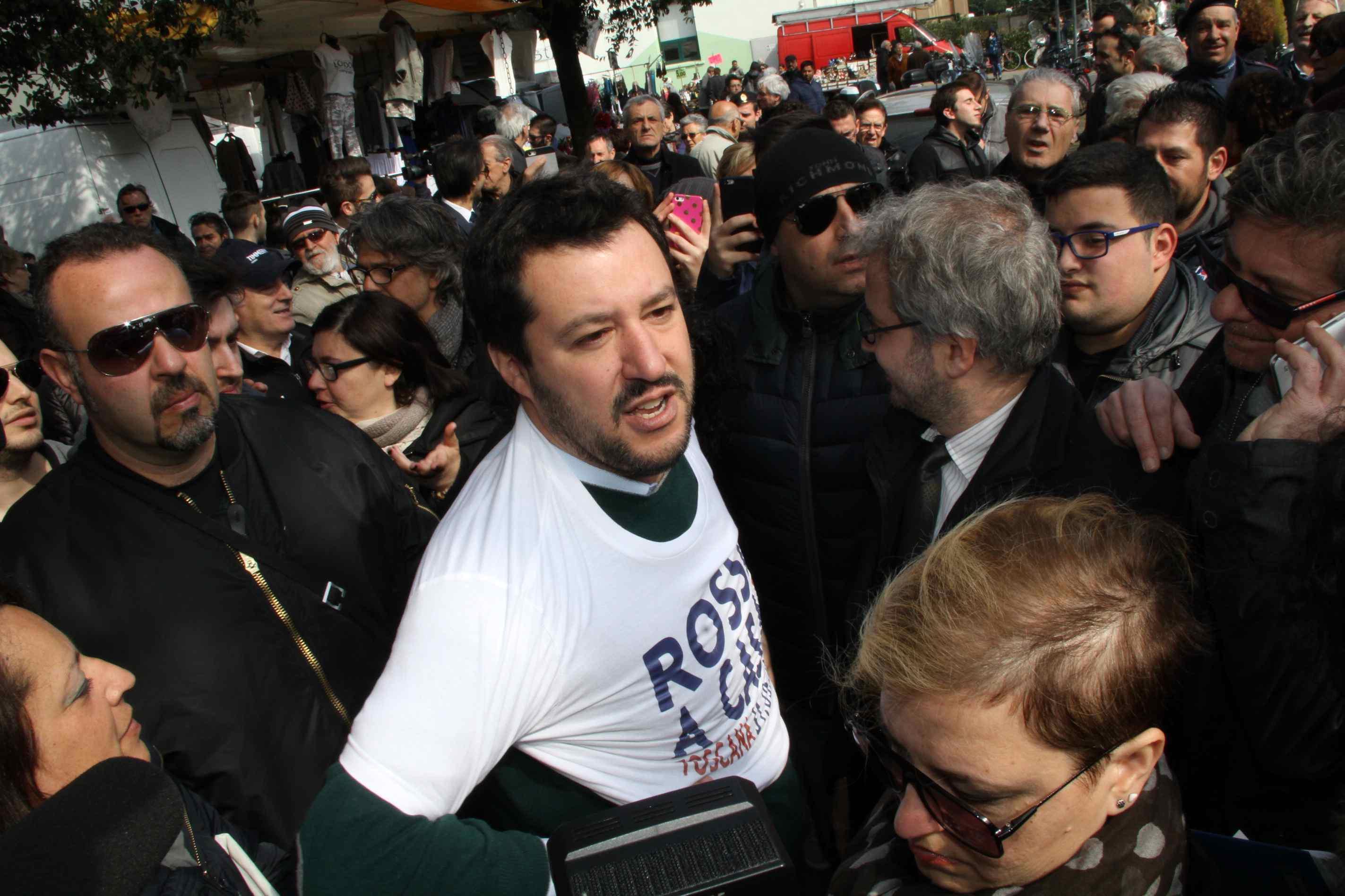 Matteo Salvini al mercato a Prato (foto Batavia)