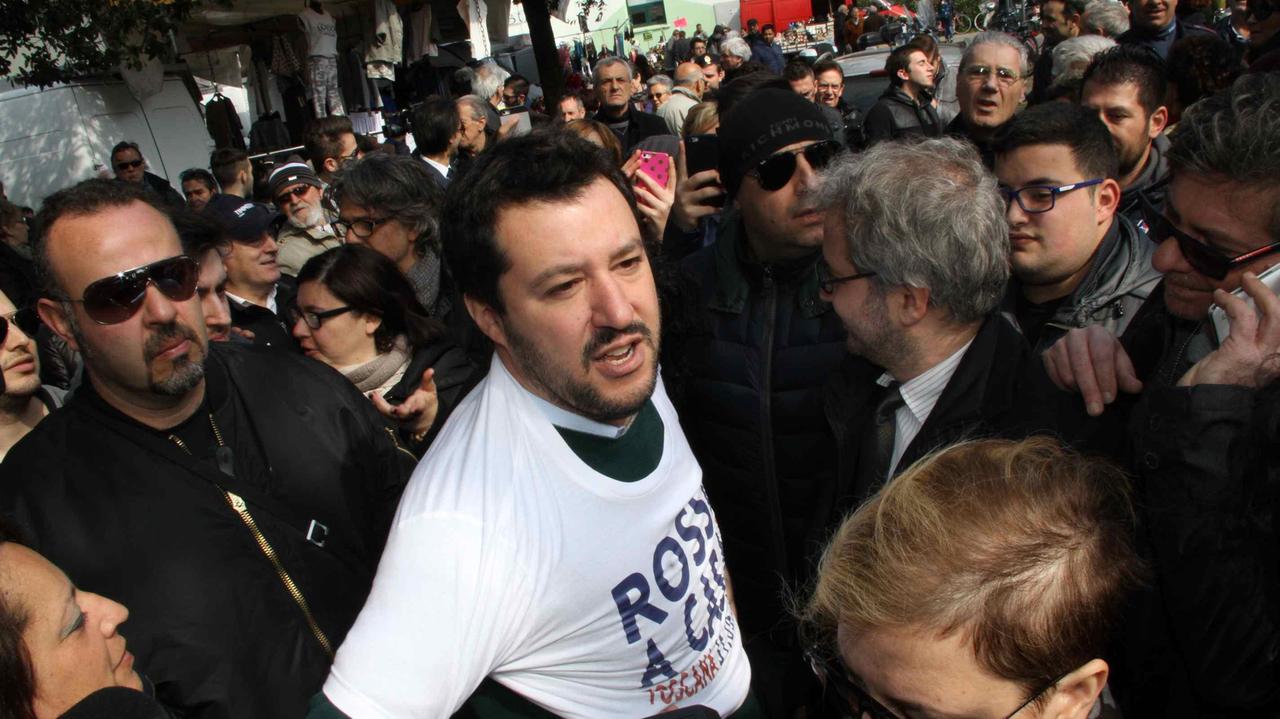 Matteo Salvini al mercato a Prato (foto Batavia)