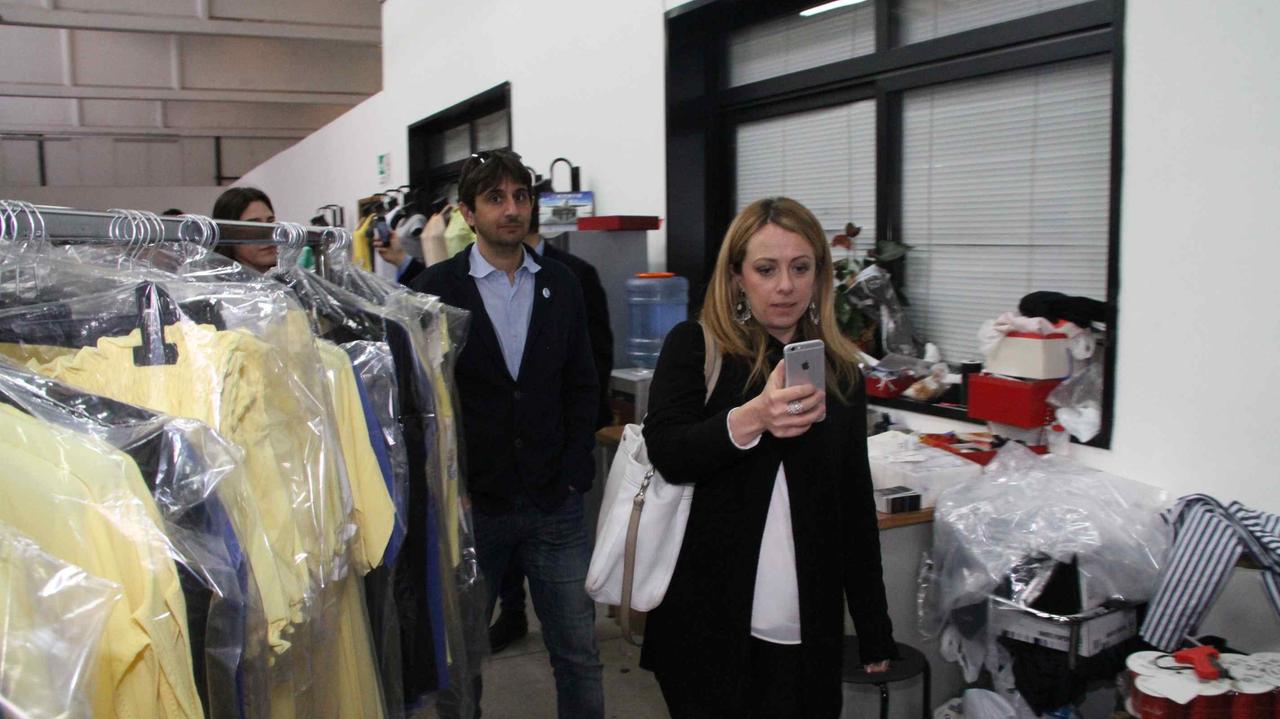 Giorgia Meloni fa la diretta su Periscope della visita alla ditta cinese del Macrolotto uno, dietro Giovanni Donzelli (fato Batavia)
