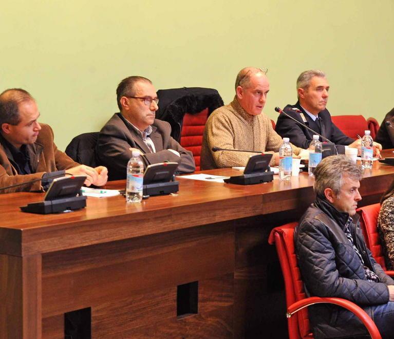 La maggioranza in consiglio comunale, secondo da sinistra il sindaco Mazzanti