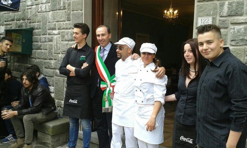 Jacopo Celli con il sindaco Braccesi e alcuni amici il giorno dell'inaugurazione