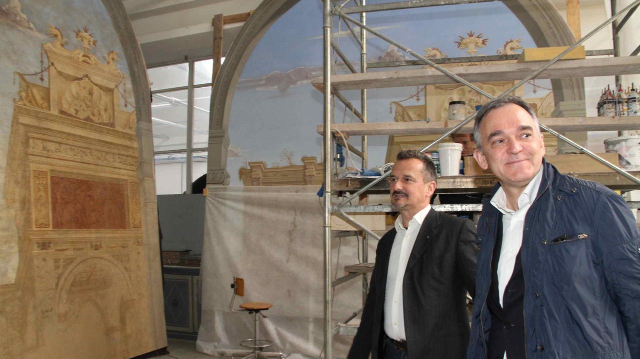 Il presidente Rossi con Giammarco Piacenti nell'azienda pratese