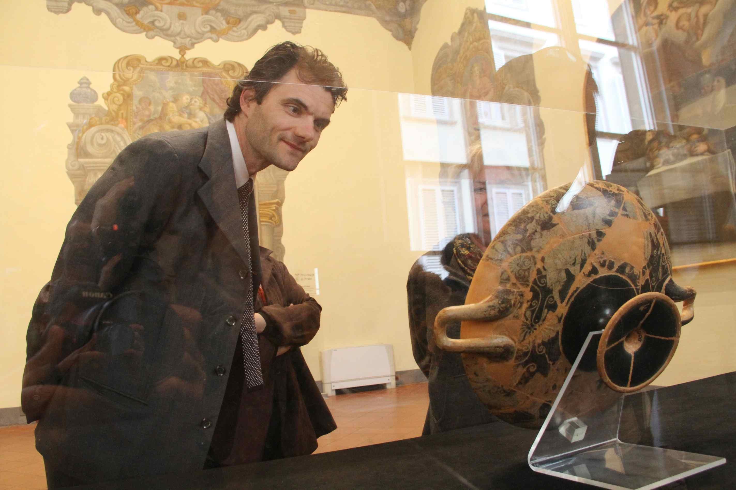 Il presidente della Provinca e sindaco Matteo Biffoni osserva la coppa etrusca (foto Batavia)
