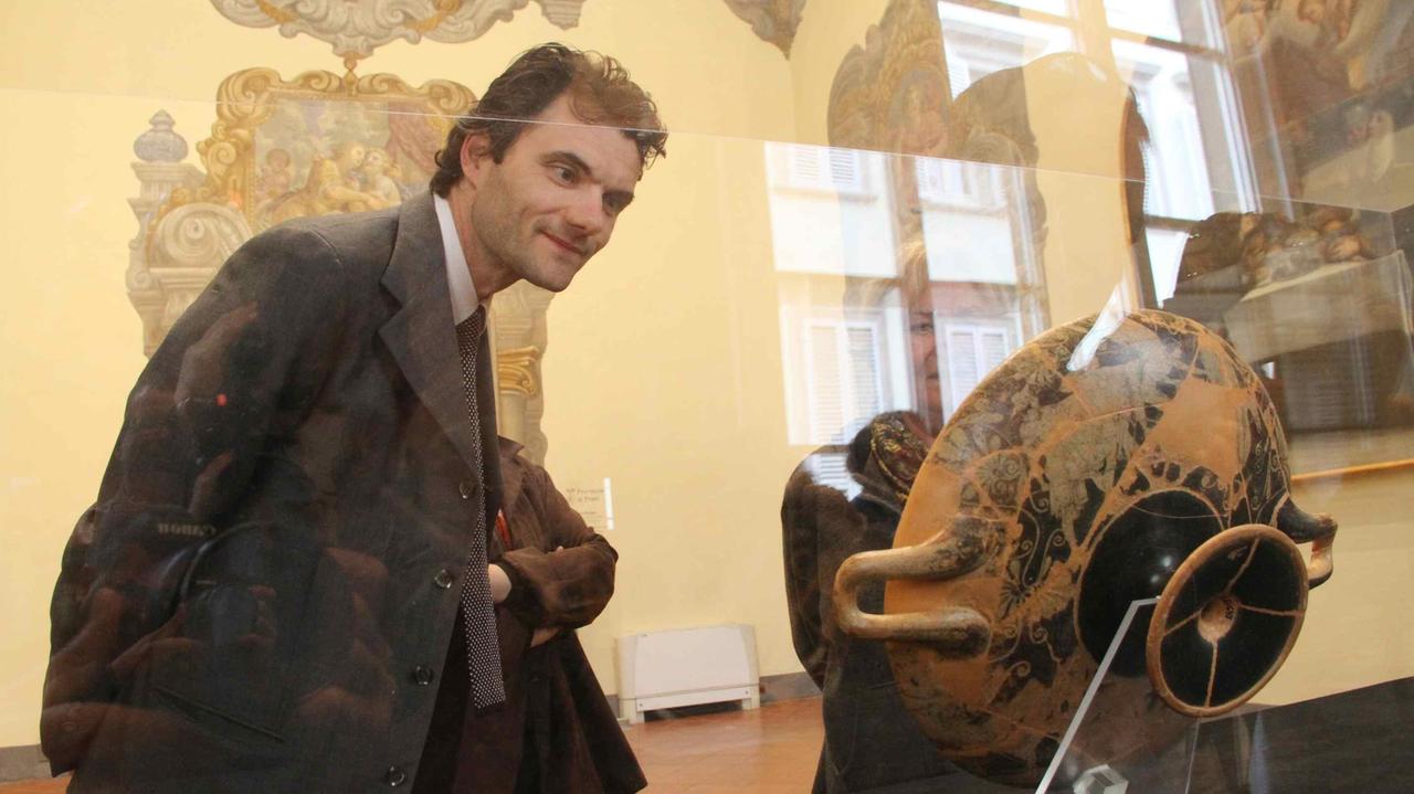 Il presidente della Provinca e sindaco Matteo Biffoni osserva la coppa etrusca (foto Batavia)