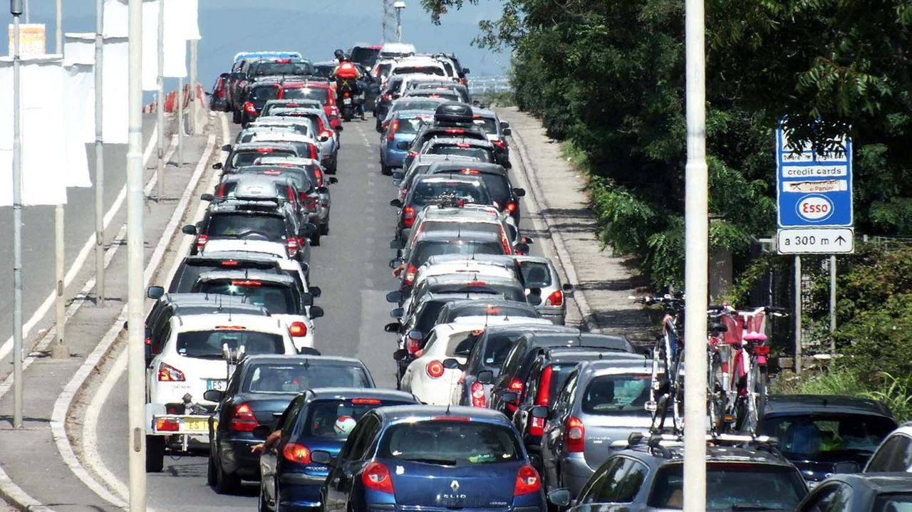 Code sulla statale 398 (foto Paolo Barlettani)