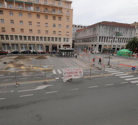 Il cantiere in piazza del municipio: aperto e subito bloccato. Al posto dei parcheggi nascerà un'area pedonale