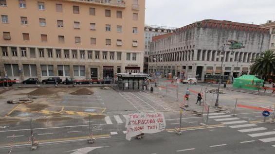Il cantiere in piazza del municipio: aperto e subito bloccato. Al posto dei parcheggi nascerà un'area pedonale