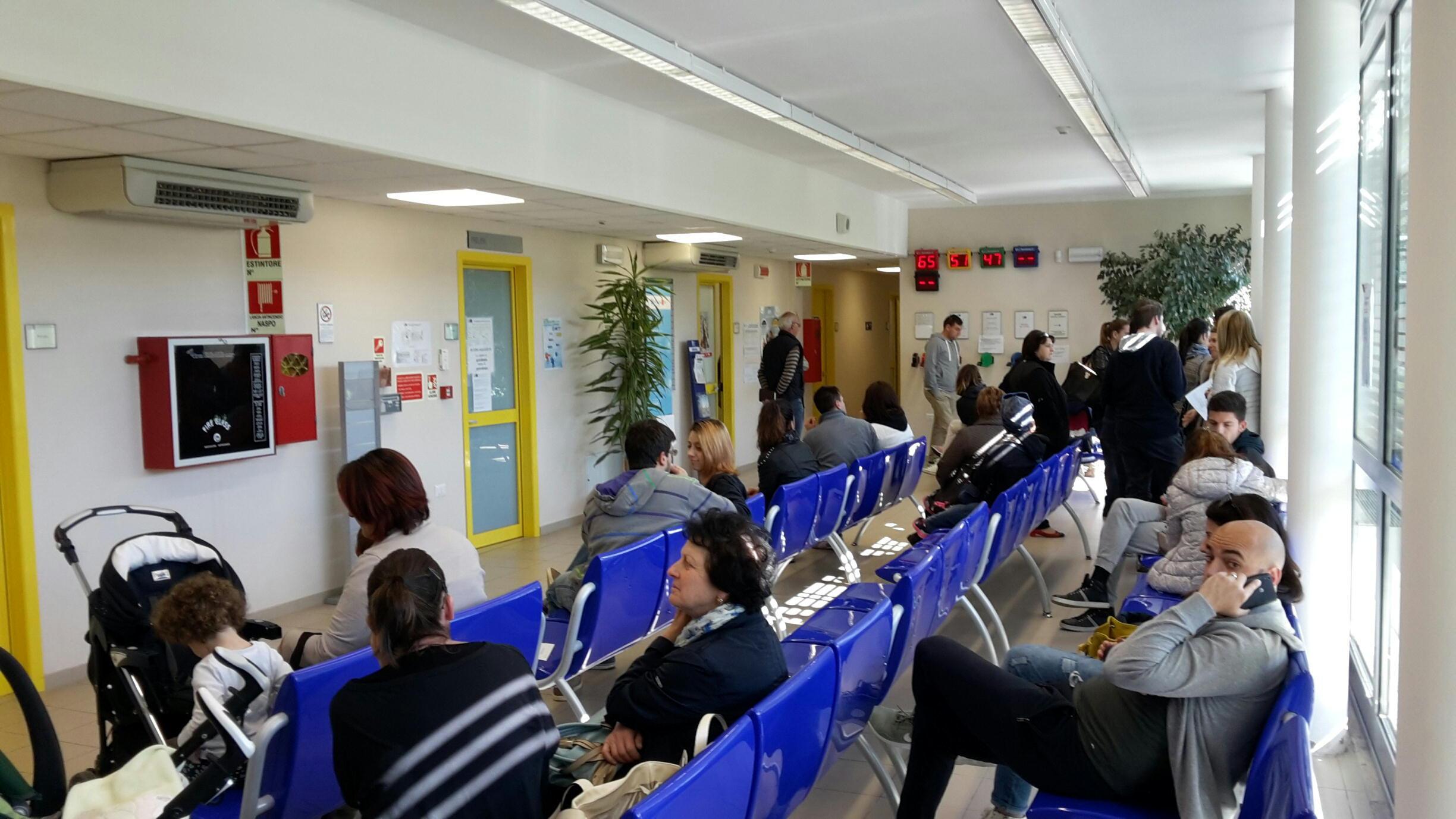 Pazienti in attesa nel distretto sanitario di Capannori per la vaccinazione anti-meningite (foto d'archivio)
