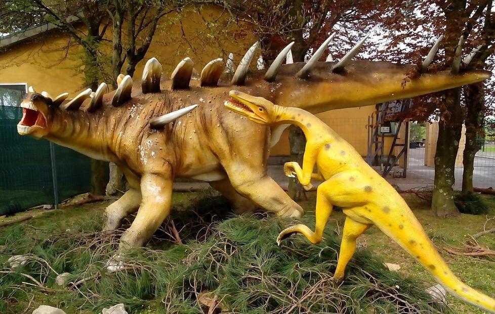 Dinosauri “dal vivo” a Mondolandia Village 