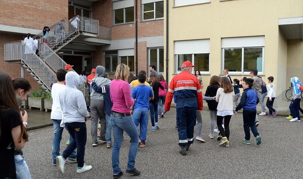 Un finto terremoto per esercitare i bimbi