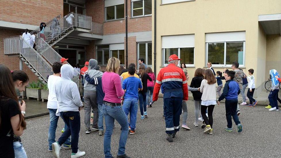 Un finto terremoto per esercitare i bimbi