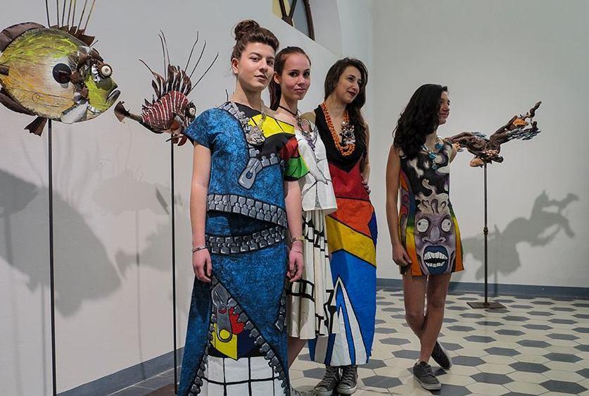 Studentesse fanno le modelle... in mostra