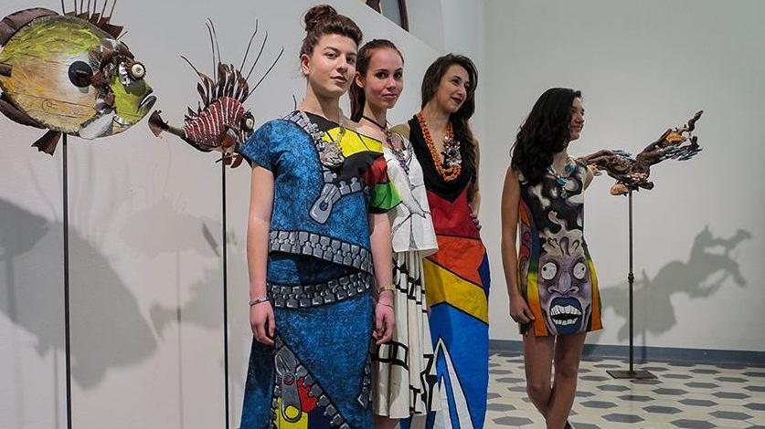 Studentesse fanno le modelle... in mostra