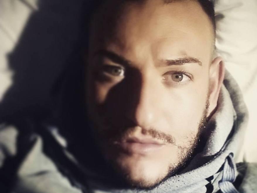 Perde il portafoglio e glielo riportano a casa