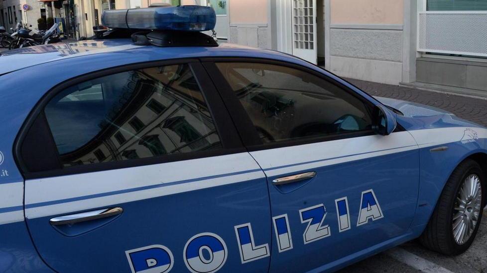 Picchiata con una catena in strada dal fidanzato