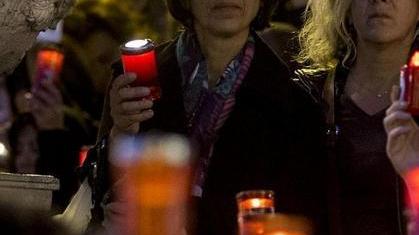Prof in lutto: «Qui muore la scuola»