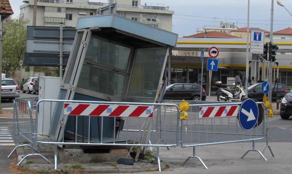Il chiosco distrutto è sempre lì da un mese