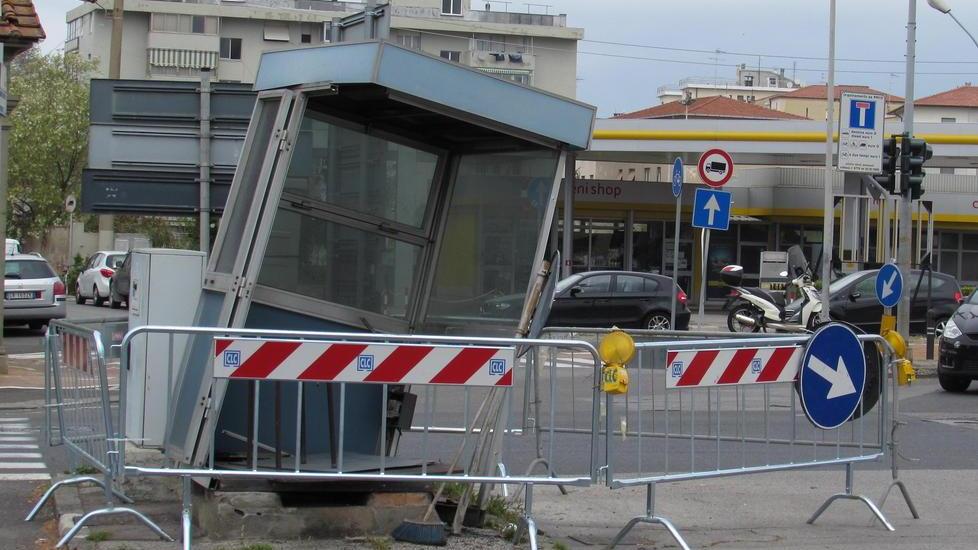 Il chiosco distrutto è sempre lì da un mese