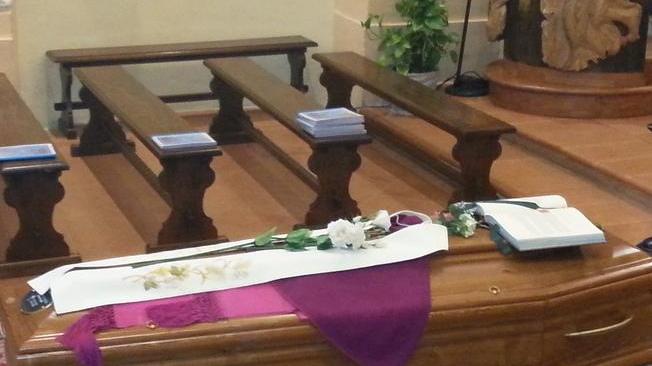 Chiesa gremita per l’addio a monsignor Mario Davolio