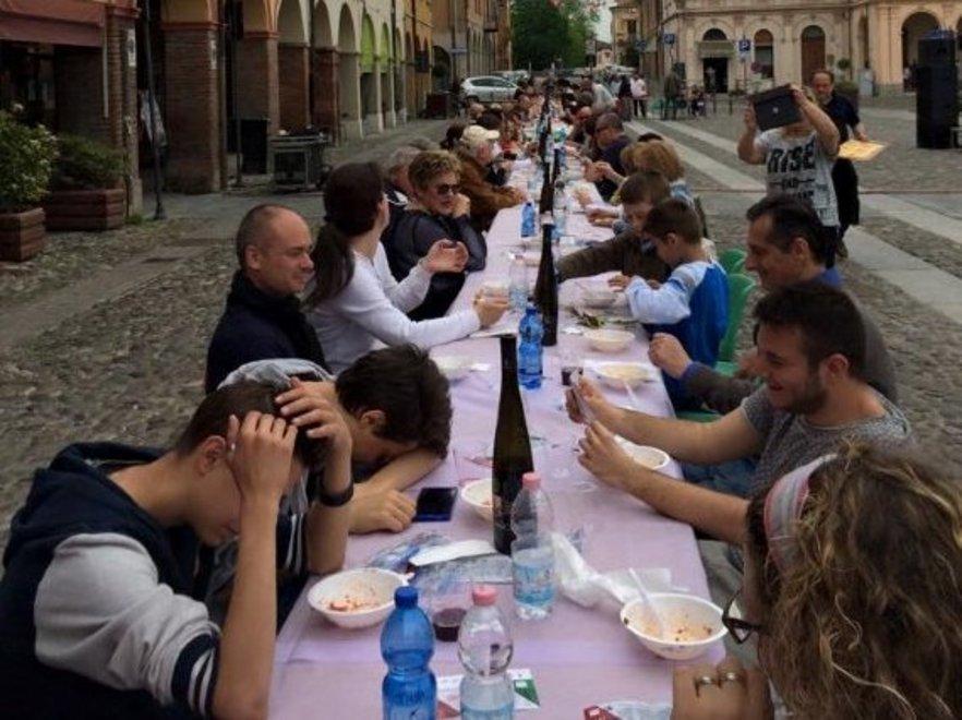 “Bandiera rossa” al 25 Aprile, è polemica 