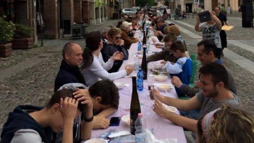“Bandiera rossa” al 25 Aprile, è polemica