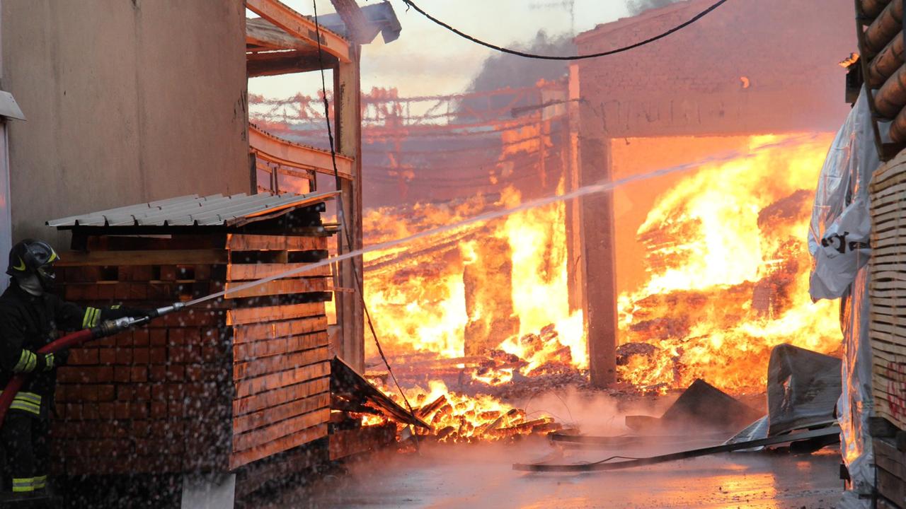 L'incendio che ha distrutto la Puggelli Legnami (foto Batavia)