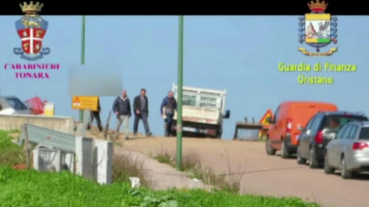 Un frame tratto da un video dei carabinieri e della finanza durante le indagini sugli appalti pilotati