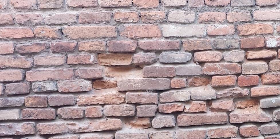 Razzia di mattoni negli edifici storici Mistero in città 
