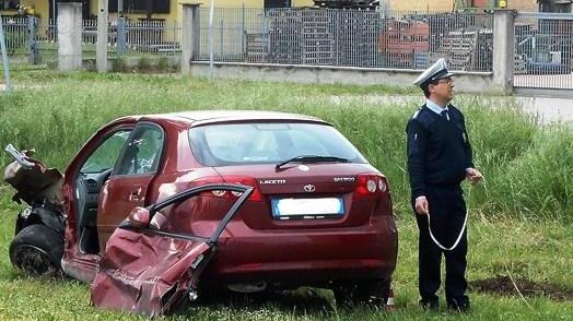 Scontro tra due auto, grave un 19enne