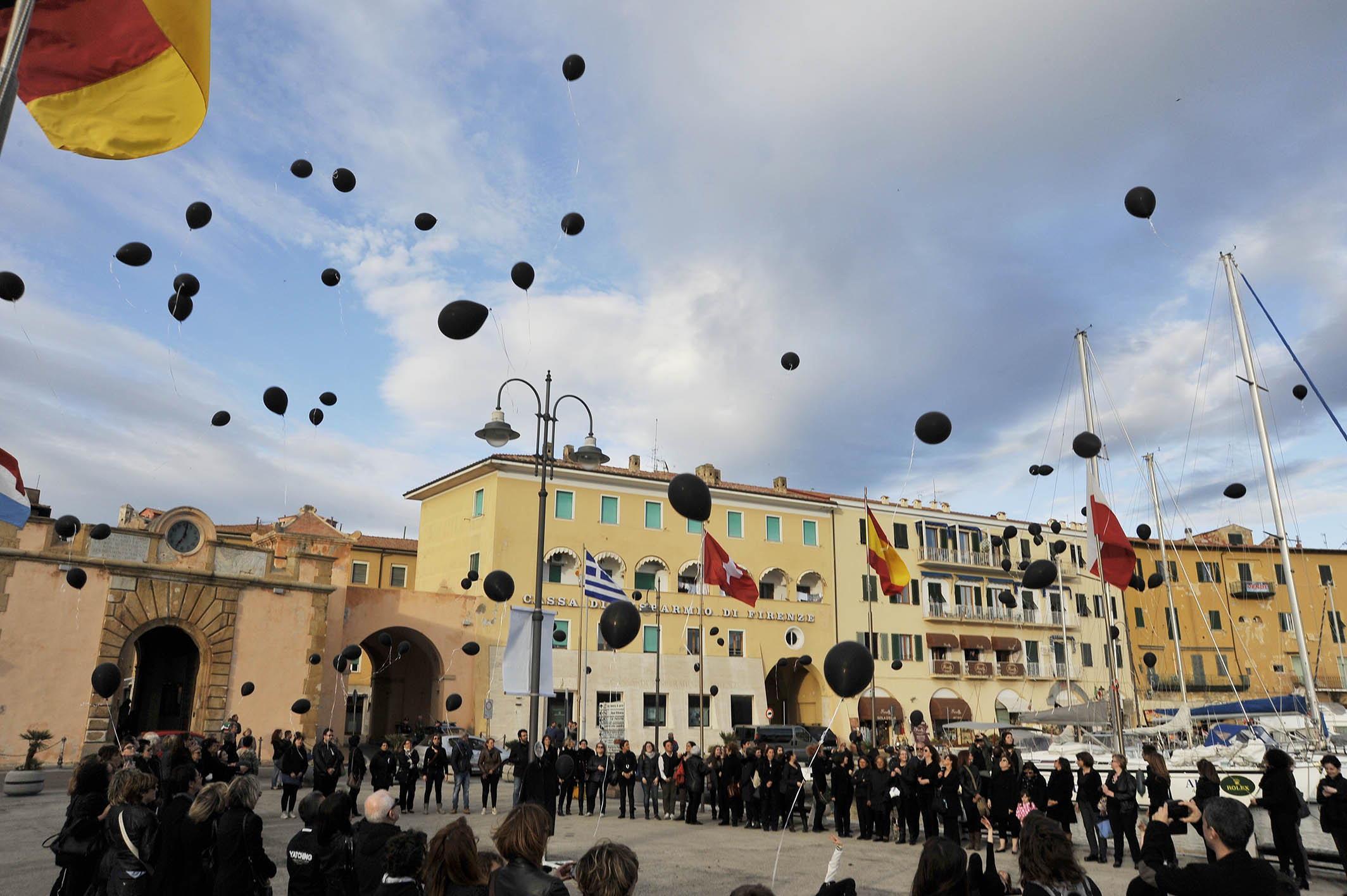 Il flash mob dei docenti elbani, in lutto per la crisi della scuola (foto Gio' Di Stefano) 