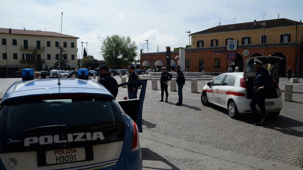 I controlli delle forze dell'ordine alla stazione di Pontedera (foto Silvi)