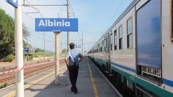 Un carabiniere alla stazione di Albinia (foto Enzo Russo)
