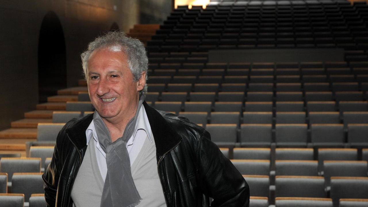 Eugenio Allegri all'interno del teatro realiazzato nell'ex Fonderia 2 Leopolda (foto Giorgio)
