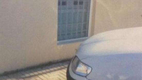 Un'auto parcheggiata all'interno del cortile di via Lamarmora 19