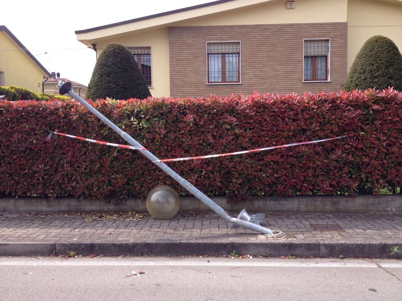 Si schianta con l'auto e abbatte un palo della luce