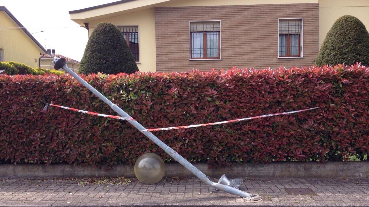 Si schianta con l'auto e abbatte un palo della luce
