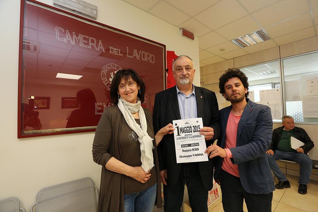 Da sinistra Loredana Polidori, Rossano Rossi e Paolo Grasso della Cgil con il volantino del Primo Maggio