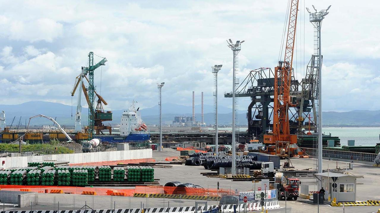 Impianti sul porto di Piombino (foto Paolo Barlettani)