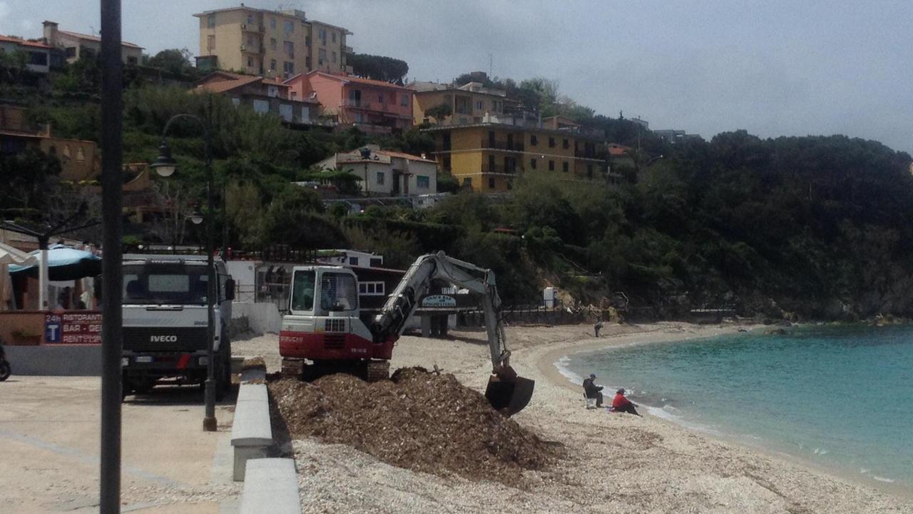 Pulizia sulla spiaggia delle Ghiaie