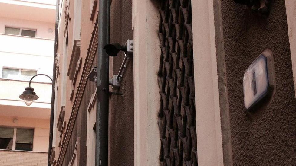 Alcune delle nuove telecamere installate all’esterno del palazzo di giustizia di via Falcone e Borsellino