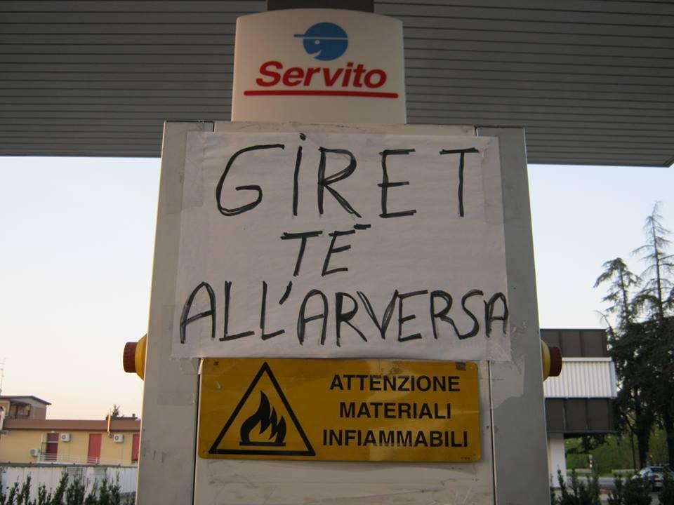 "Giret, te' all'arversa" così il benzinaio dà indicazioni per fare il pieno 
