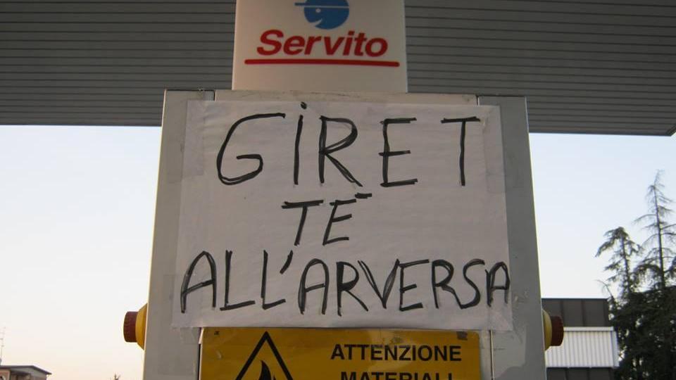 "Giret, te' all'arversa" così il benzinaio dà indicazioni per fare il pieno