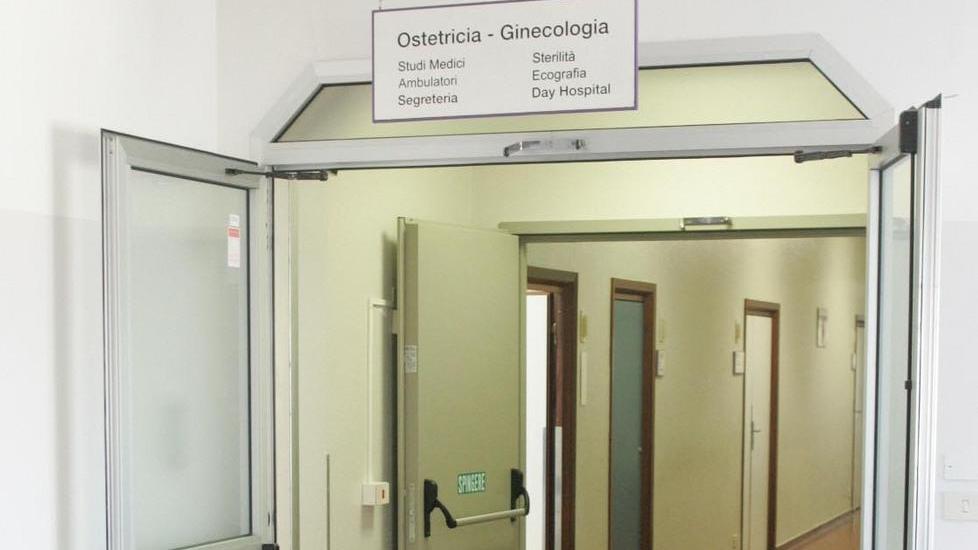 Morta per la spirale: «I medici le hanno tolto l’utero sperando di salvarla»