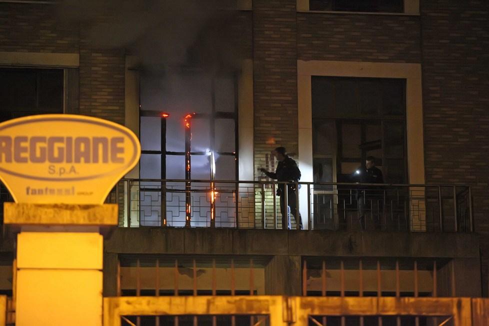 Rogo alle Reggiane, in fiamme il palazzo degli uffici 