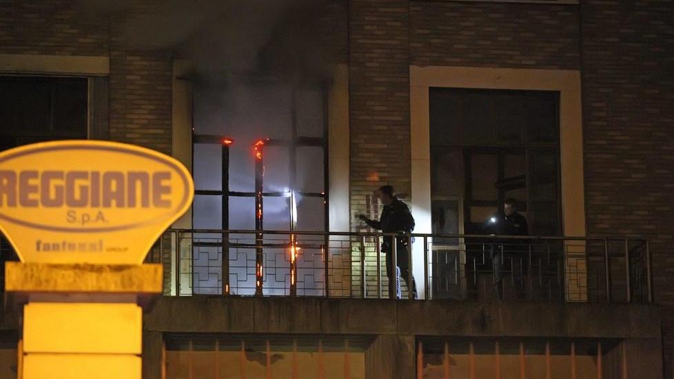 Rogo alle Reggiane, in fiamme il palazzo degli uffici