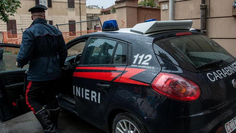 Tenta di violentare la barista giovane messo in fuga dai vicini 