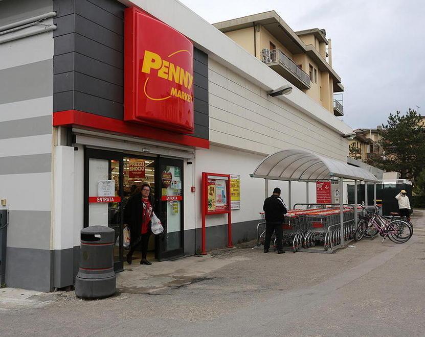 Festa sempre meno festa discount e negozi aperti 