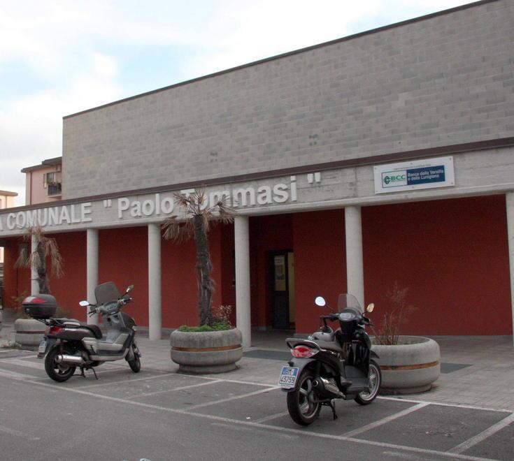 Piove dentro la palestra bimba scivola e batte la testa 